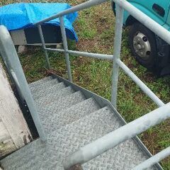 【♦第二弾】鉄板の階段  これは重宝❗❗『二度と手に入らない！』◑サイズ 約 間口50✕奥行200✕高さ(階段)110・手すりまで200