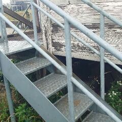 【♦第二弾】鉄板の階段  これは重宝❗❗『二度と手に入らない！』◑サイズ 約 間口50✕奥行200✕高さ(階段)110・手すりまで200