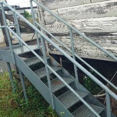 【♦第二弾】鉄板の階段  これは重宝❗❗『二度と手に入らない！』◑サイズ 約 間口50✕奥行200✕高さ(階段)110・手すりまで200