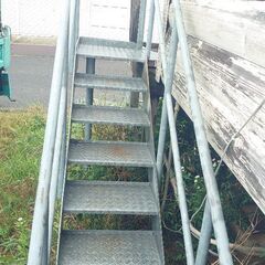 【♦第二弾】鉄板の階段  これは重宝❗❗『二度と手に入らない！』◑サイズ 約 間口50✕奥行200✕高さ(階段)110・手すりまで200