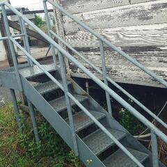 『最終値下げ！』素晴らしい品❗【♦第二弾】鉄板の階段  これは重宝❗❗『二度と手に入らない！』◑サイズ 約 間口50✕奥行200✕高さ(階段)110・手すりまで200