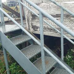 『最終値下げ！』素晴らしい品❗【♦第二弾】鉄板の階段  これは重宝❗❗『二度と手に入らない！』◑サイズ 約 間口50✕奥行200✕高さ(階段)110・手すりまで200