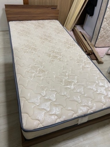 [配送可能]　家具 ベッド ローシングルベッドとマットレス　コンセント付き
