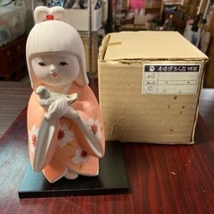 本場博多人形　特選　はとを手にした女の子　台座付き　箱付き　伝統工芸品