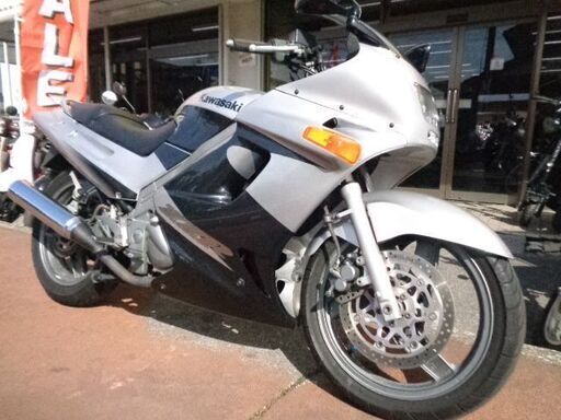 NO.4977　ＺＺＲ２５０　水冷４サイクル２気筒２５０ｃｃエンジン　ＥＴＣ付き　シルバー＆グレー　☆彡