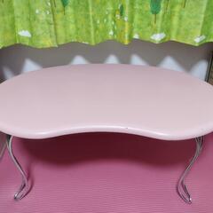 ピンクの折りたたみ式テーブル