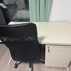 【オフィス用デスク、椅子、デスクライト、収納付き】

