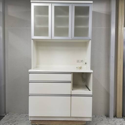 W 17946  NITORI 3枚ガラス扉　キッチンボード   ◆大阪市内・東大阪市他 6,000円以上ご購入で無料配達いたします！◆ ※京都・高槻・枚方方面◆神戸・西宮・尼崎方面◆生駒方面、大阪南部方面　それぞれ条件付き無料配送あり！