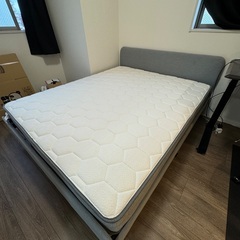 IKEA クイーンサイズ すのこベッド ベッドフレームとベッドマ...