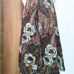 美品✨　茶系　花柄デザインのロングフレアスカート