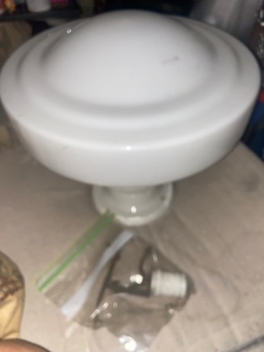 レトロな元々は玄関先の天井に直接つけられていた照明器具