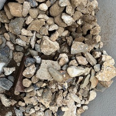 石、土嚢、大量にあります。