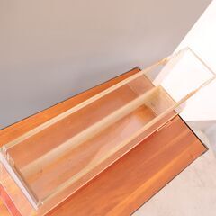 イタリアのブランド FENDIのインテリアコレクション FENDI CASA(フェンディカーサ)のフラワーベース。クロコ型押しレザーが洗練されたラグジュアリーな佇まいの花瓶です♪