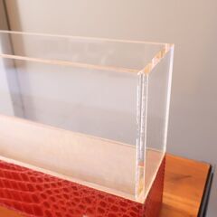 イタリアのブランド FENDIのインテリアコレクション FENDI CASA(フェンディカーサ)のフラワーベース。クロコ型押しレザーが洗練されたラグジュアリーな佇まいの花瓶です♪