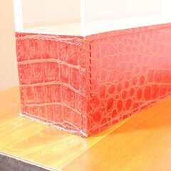 イタリアのブランド FENDIのインテリアコレクション FENDI CASA(フェンディカーサ)のフラワーベース。クロコ型押しレザーが洗練されたラグジュアリーな佇まいの花瓶です♪