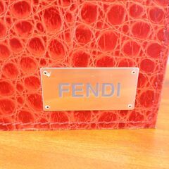 イタリアのブランド FENDIのインテリアコレクション FENDI CASA(フェンディカーサ)のフラワーベース。クロコ型押しレザーが洗練されたラグジュアリーな佇まいの花瓶です♪