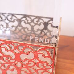 イタリアのブランド FENDIのインテリアコレクション FENDI CASA(フェンディカーサ)のフラワーベース。レザーが洗練されたラグジュアリーな佇まいの花瓶です♪