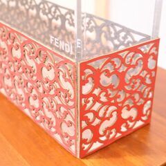 イタリアのブランド FENDIのインテリアコレクション FENDI CASA(フェンディカーサ)のフラワーベース。レザーが洗練されたラグジュアリーな佇まいの花瓶です♪