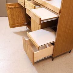 a.depeche(アデペシュ)のcadeal(カデル) キッチンボード。オーク材とスチールを合わせたインダストリアルな雰囲気のカップボード。西海岸スタイルなどカッコいいインテリアにおススメの食器棚♪