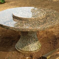天然石テーブル・椅子セット・ガーデンテーブル（椅子は6脚有ります）