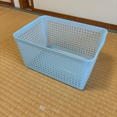 プラスチック製の収納ボックス（籠）