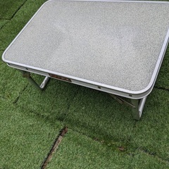 折り畳み式のテーブル　　　