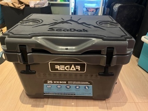 オリジナルマット(SeaDek)付ハードクーラーボックス　(サイズ:25L)　カラー:ダークグレイ