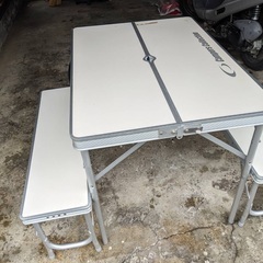 アウトドア用の折り畳み式のテーブルセット　