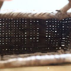 新潟県阿賀町産の山葡萄で編まれた”かごバック”です！山葡萄のツルを一つ一つ丁寧に編み込んだ手編みの手提げバック。和装・洋装・シーズンを問わず活躍してくれます。使い込むほどに味わい深い逸品です♪