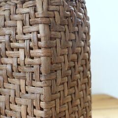 新潟県阿賀町産の山葡萄で編まれた”かごバック”です！山葡萄のツルを一つ一つ丁寧に編み込んだ手編みの手提げバック。和装・洋装・シーズンを問わず活躍してくれます。使い込むほどに味わい深い逸品です♪