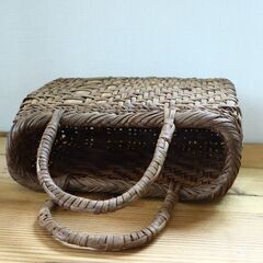 新潟県阿賀町産の山葡萄で編まれた”かごバック”です！山葡萄のツルを一つ一つ丁寧に編み込んだ手編みの手提げバック。和装・洋装・シーズンを問わず活躍してくれます。使い込むほどに味わい深い逸品です♪