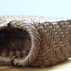 新潟県阿賀町産の山葡萄で編まれた”かごバック”です！山葡萄のツルを一つ一つ丁寧に編み込んだ手編みの手提げバック。和装・洋装・シーズンを問わず活躍してくれます。使い込むほどに味わい深い逸品です♪