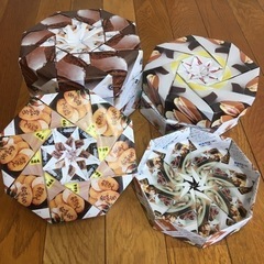 紙で作った小物入れ