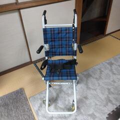 コンパクトな車椅子　折り畳み可能