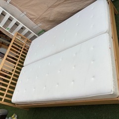 クイーンベッドとマットレスセット