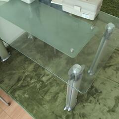 ガラス天板のダイニングテーブル