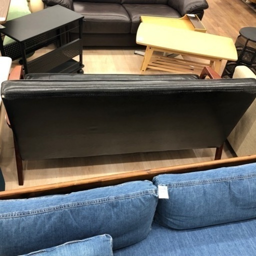 シックなブラックの2人掛けソファー