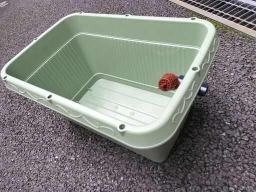 新品メダカのオーバーフロー飼育水槽、容器