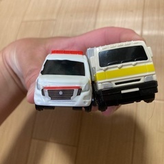 救急車と引っ越しトラック