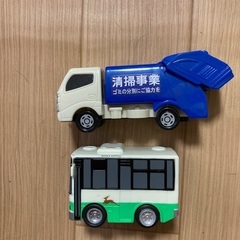 奈良交通バスと、ゴミ収集車