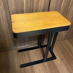 サイドテーブル 家具 
机　