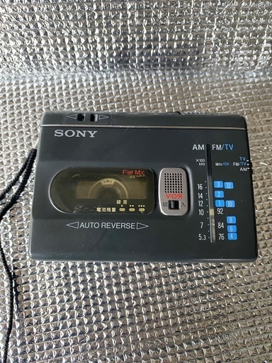 10代に触れて欲しい。機器。ポケベル以前の遺跡レベルな音楽再生器　SONY  カセットプレーヤー　ラジオチューナー付き