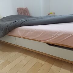 マットレス + 毛布 + イケアのベッド