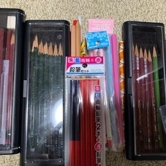 鉛筆、色鉛筆、シャープ、他ペン、消しゴム