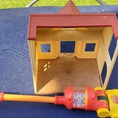 赤い屋根の大きなお家とアンパンマン掃除機