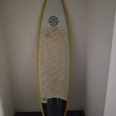 美品です！フィン付き！初心者もスイスイ、サンタクルーズショート、小波でもテイクオフ速いです。  エポキシなので傷から水が入りません。