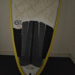 美品です！フィン付き！初心者もスイスイ、サンタクルーズショート、小波でもテイクオフ速いです。  エポキシなので傷から水が入りません。