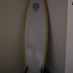 美品です！フィン付き！初心者もスイスイ、サンタクルーズショート、小波でもテイクオフ速いです。  エポキシなので傷から水が入りません。