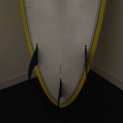 美品です！フィン付き！初心者もスイスイ、サンタクルーズショート、小波でもテイクオフ速いです。  エポキシなので傷から水が入りません。