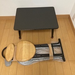 折りたたみ椅子と折りたたみテーブル